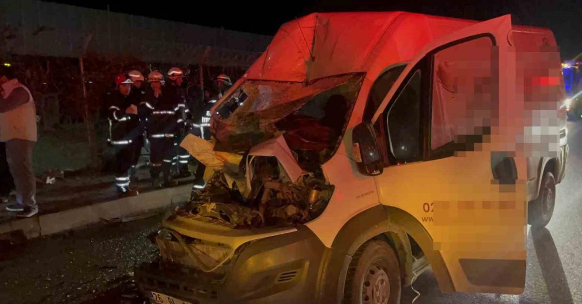 eskisehirde park halindeki tira carpan panelvan aracta iki yarali var EtEv2VbM.jpg