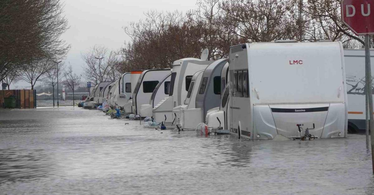 kocaeli izmitte karavanlar sular altinda kaldi 2UqNX5qr.jpg