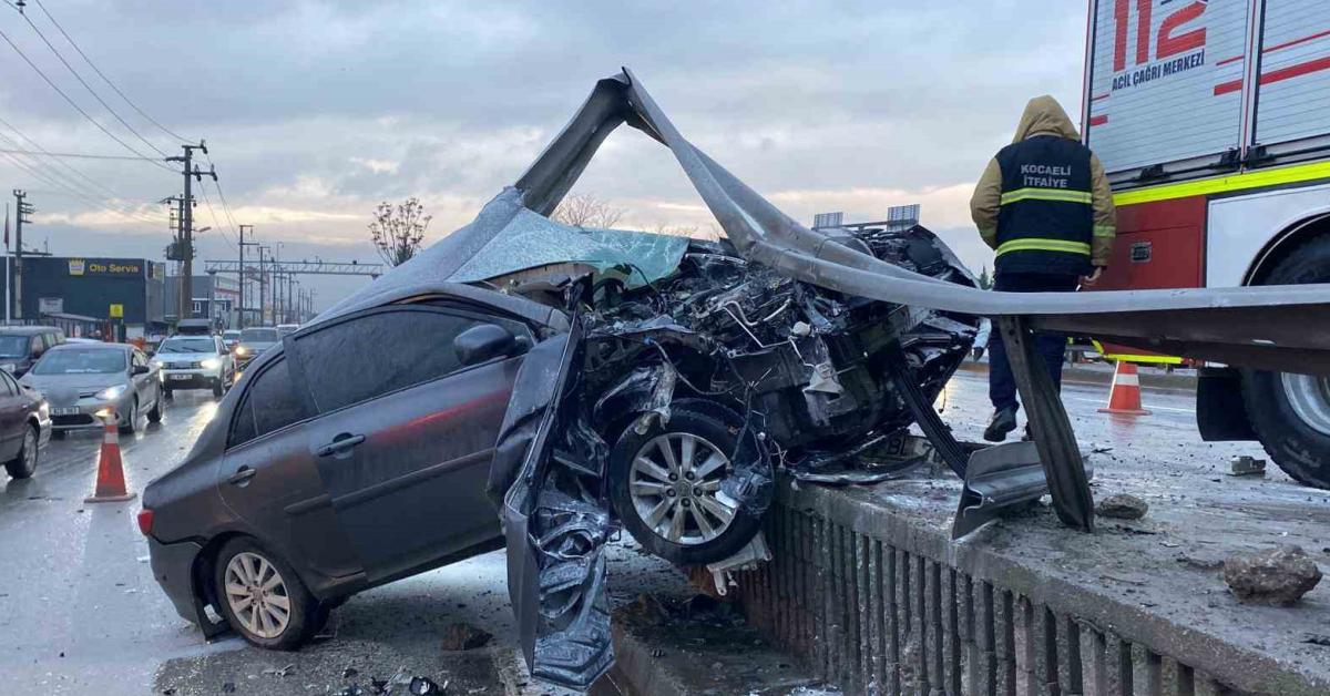 kocaelide otomobil bariyerlere carpti CpmXRL1Y.jpg