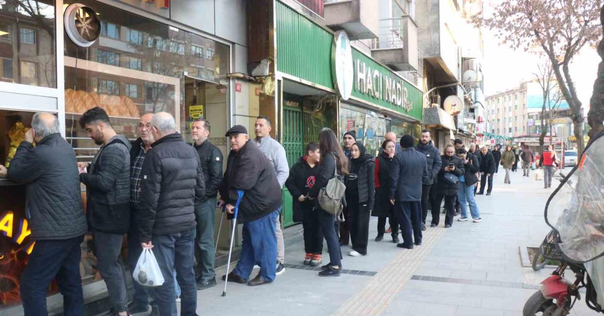sakaryada ramazan pidesi icin uzun kuyruklar olustu SQcht7Vw.jpg