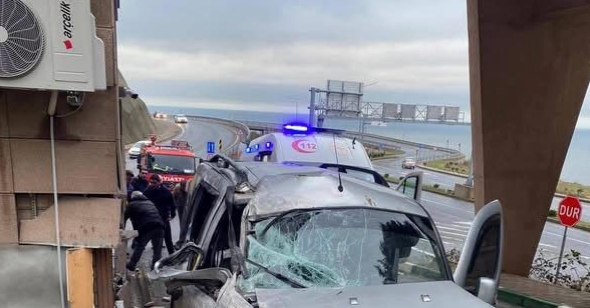 zonguldakta kontrolden cikan arac guvenlik kulubesine daldi 5PvTaLgF.jpg