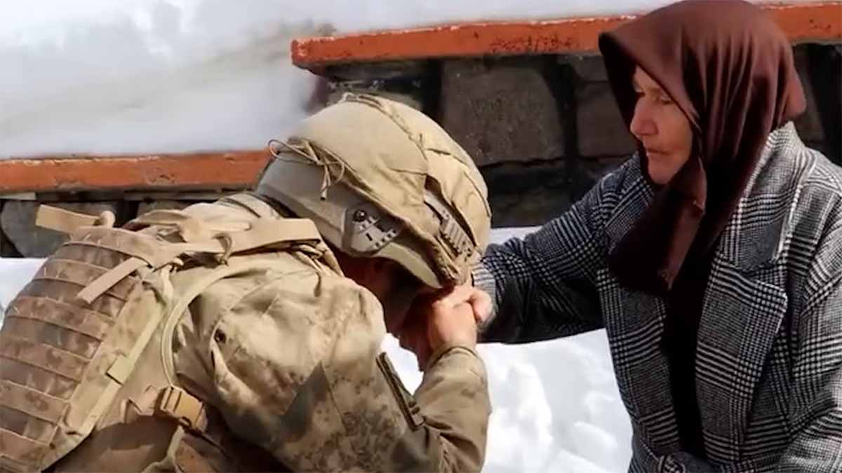 76 Yaşındaki Gülnaz Teyzeden Anlamlı Destek