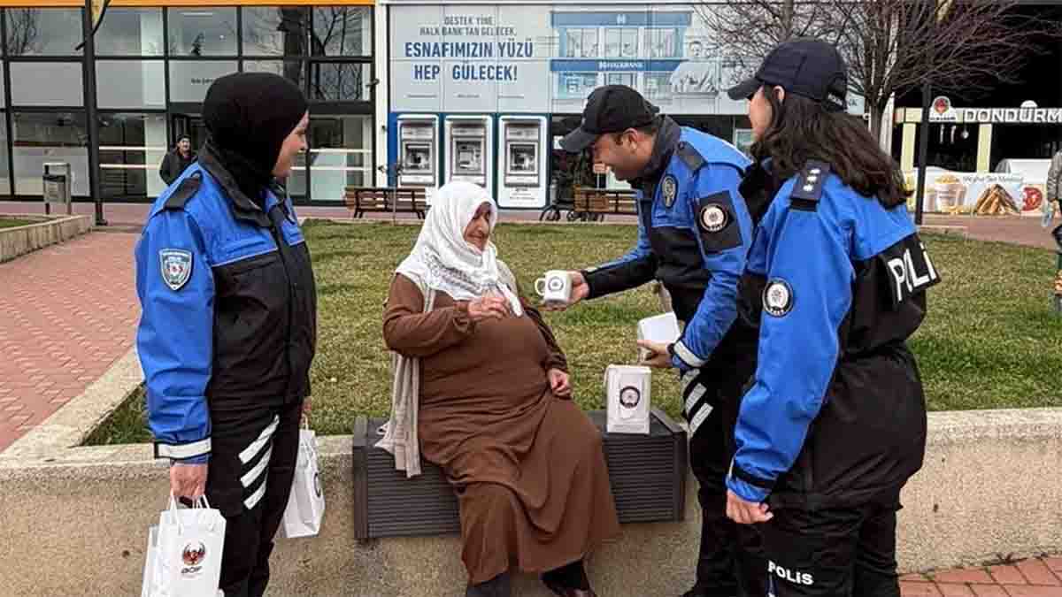Bolu’da Polislerden Kadınlara 8 Mart Sürprizi2