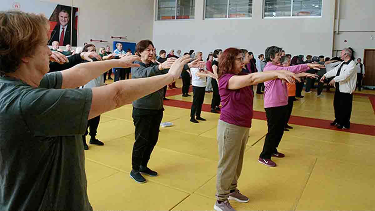 Bolu’da Yaşlı Bireyler Tai Chi Yapıyor