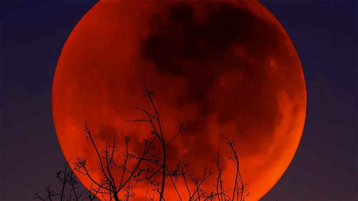 Kanlı Ay TutulmasıBilimsel olarak Tam Ay Tutulması adı verilen bu gökyüzü olayı, Dünya’nın Güneş ile Ay arasına girmesi sonucu Ay’ın gölgenin içine girmesiyle meydana geliyor. Ay, Dünya’nın tam gölgesine girdiğinde tamamen kaybolmak yerine, Dünya atmosferinden geçen ışığın etkisiyle kızıl ve bakır tonlarında bir renge bürünüyor. Bu etkileyici manzara nedeniyle halk arasında bu olaya “Kanlı Ay” deniliyor.