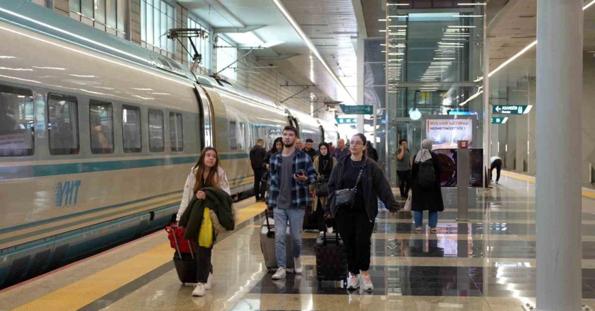 ankara istanbul yuksek hizli tren seferleri bayramda artiyor Lx6Egtea.jpg