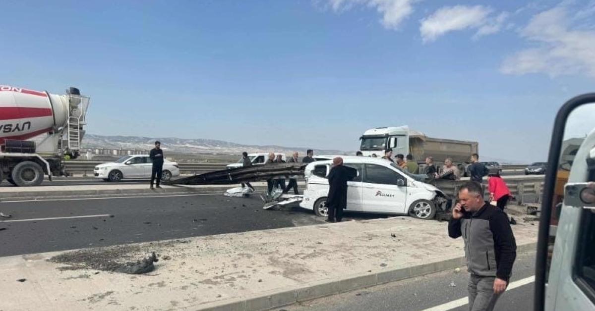 ankara sincanda kontrolden cikan arac feci kaza yapti iQGq6tsP.jpg