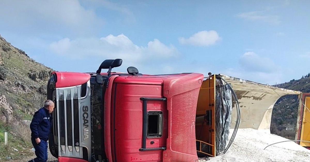 ankara sincanda tir devrildi trafik felc oldu 644hefJ3.jpg