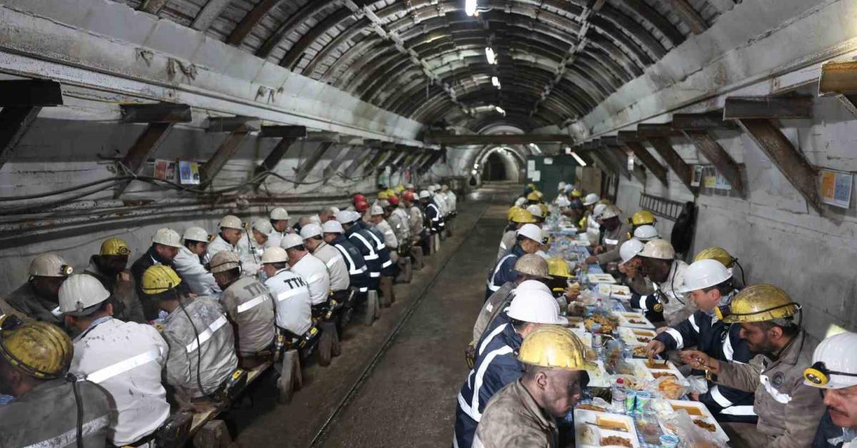bakan bayraktardan zonguldakta yeraltina indi madencilerle iftar yapti 2bBUyQ5r.jpg