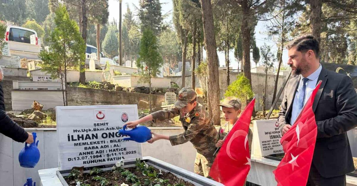 bilecikte sehit mezarliklarina bayram oncesi ozenli temizlik R13EizXU.jpg
