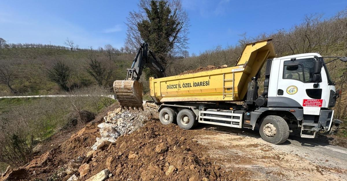 duzce akcakocada heyelan sonrasi ulasim guvenligi saglandi RMvxY6iL.jpg