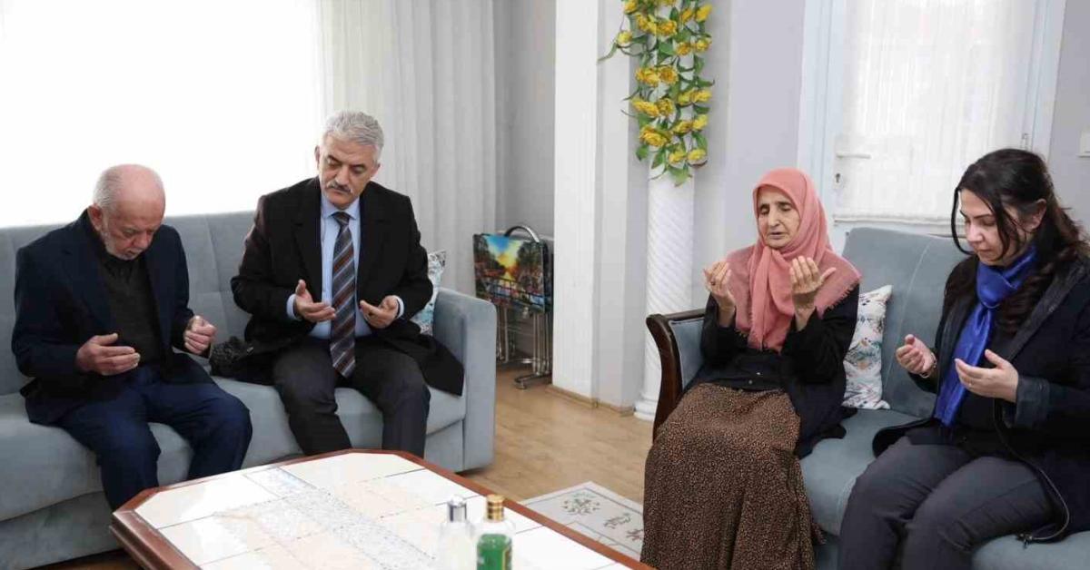 duzce valisi makas sehit ailesini ziyaret etti ynxOiqmQ.jpg