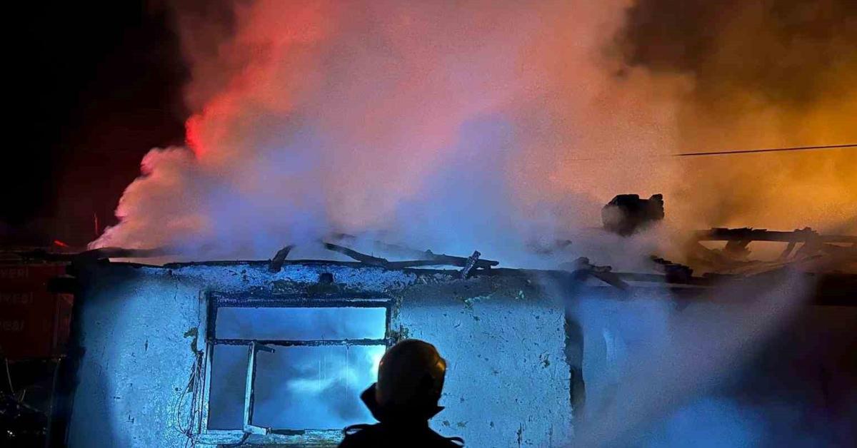 duzcede korkutan yangin ev alev alev yandi J784PBU9.jpg