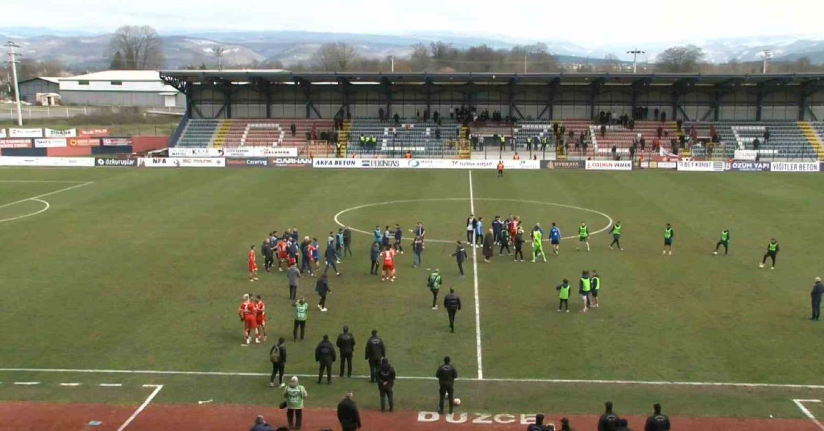 duzcespor sebat genclikspor maci sonrasi gerginlik RRjYVtFN.jpg