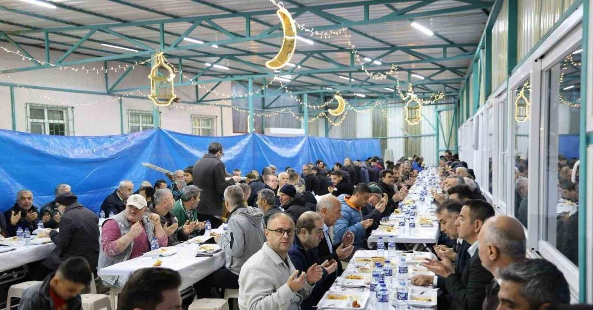 karabuk valisi cagatay iftar programinda mahalle sakinleriyle bulustu DbyfX6qK.jpg