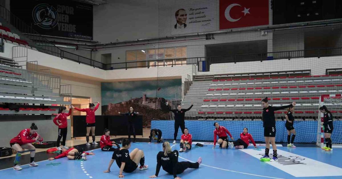 kastamonuda hentbol coskusu milli takim cekya ile karsilasiyor GinVCVIm.jpg