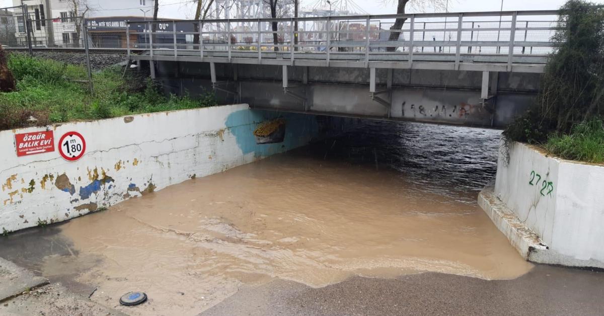 kocaeli korfezde saganak yagis alt gecidi sular altinda birakti ihR72M1Z.jpg