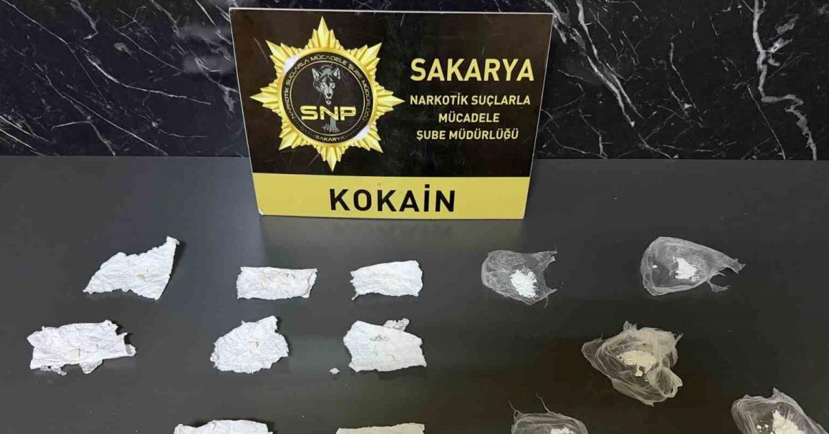 sakaryada 17 parca kokain yakalandi egzI1Ikc.jpg