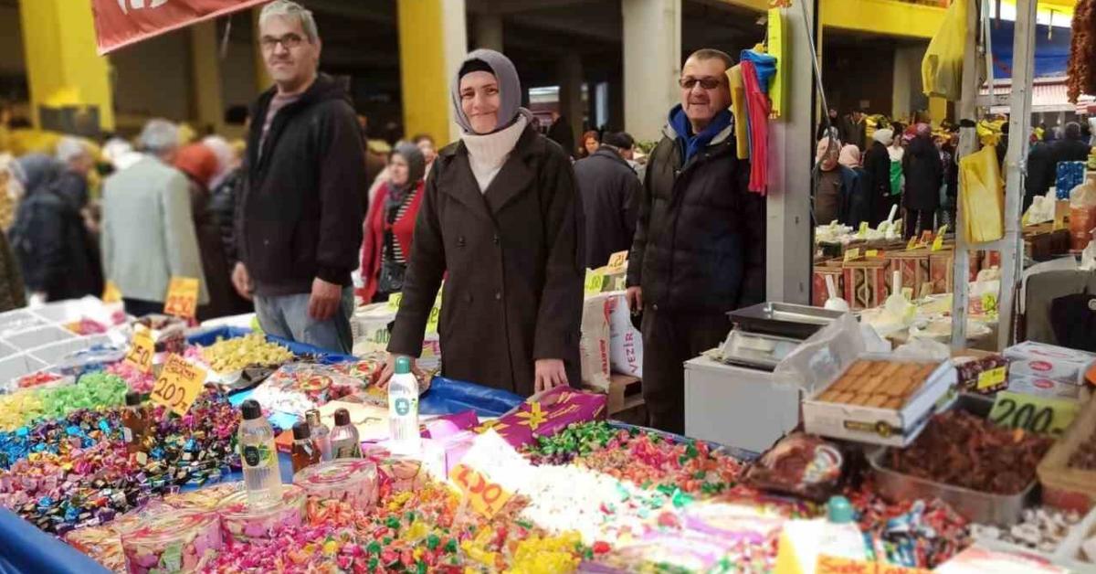 zonguldakta bayram coskusu sekerleme tezgahlari dolu alisveris hizlandi PxhYDpdn.jpg
