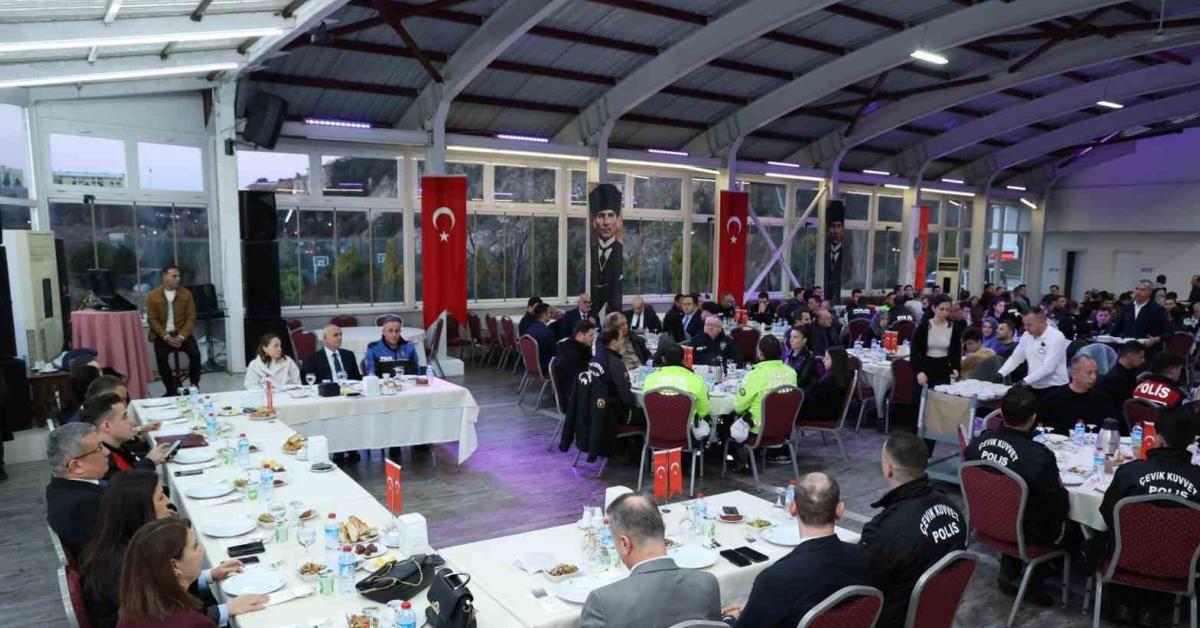 zonguldakta protokol ve polisler ayni sofrada oruc acti 4pKjfK2t.jpg