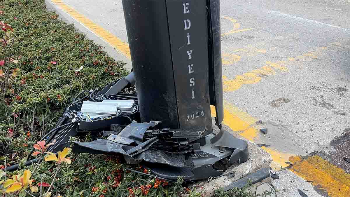 Bolu'da Kontrolden Çıkan Araç Direğe Çarptı2