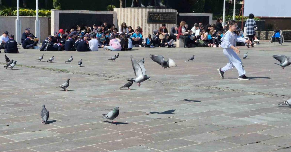 bartinda sessiz kitap okuma keyfi 4Azz143t.jpg