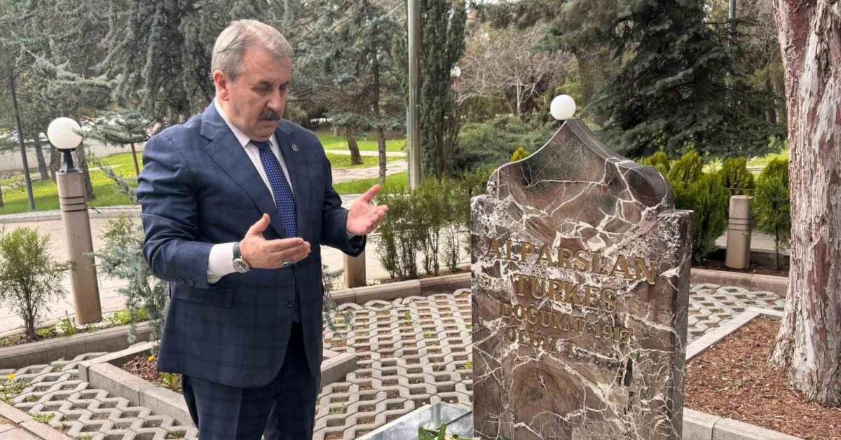 bbp genel baskani destici turkesi kabri basinda andi 4IxK8dnm.jpg