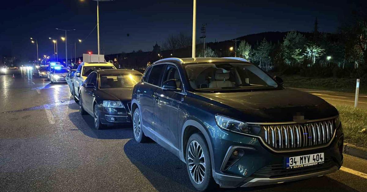 boluda zincirleme trafik kazasi 3 yarali DGDRGRuC.jpg