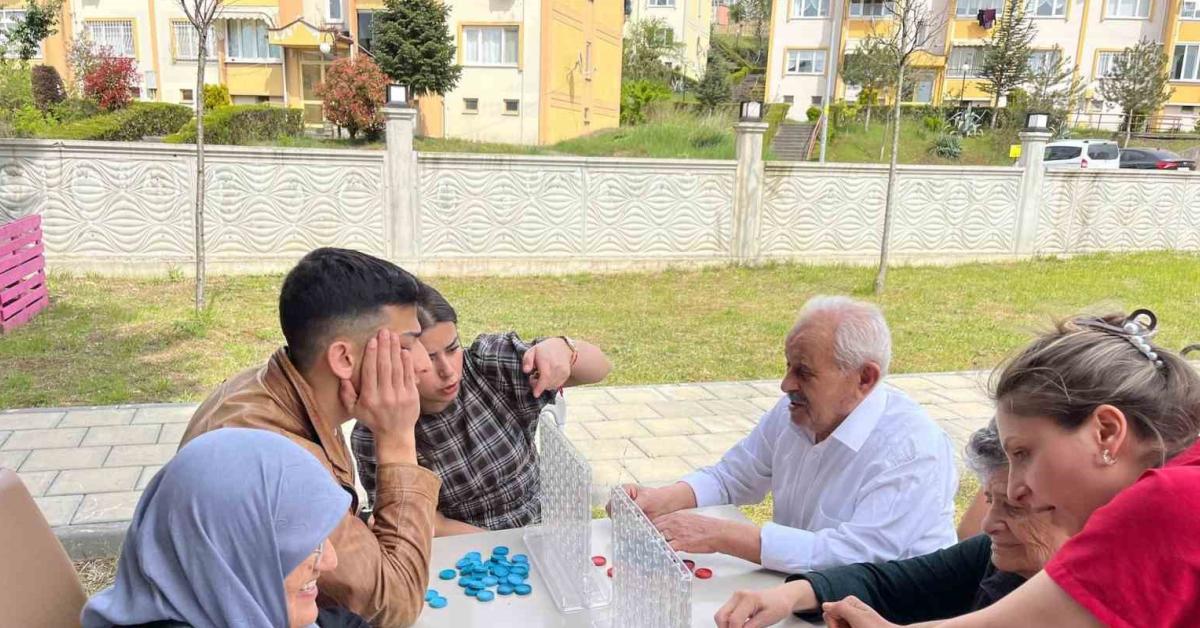 duzcede genclerden alzheimer hastalarina destek ziyareti ZEQm44nF.jpg