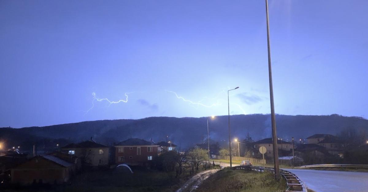 duzcede simsekler gokyuzunu aydinlatti cwmjCmzi.jpg