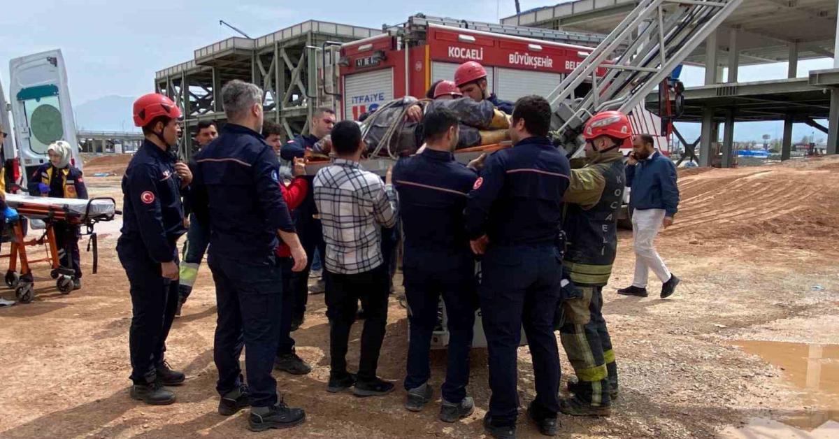 izmitte insaatta kontrolden cikan makine isciyi yaraladi MneffUEc.jpg