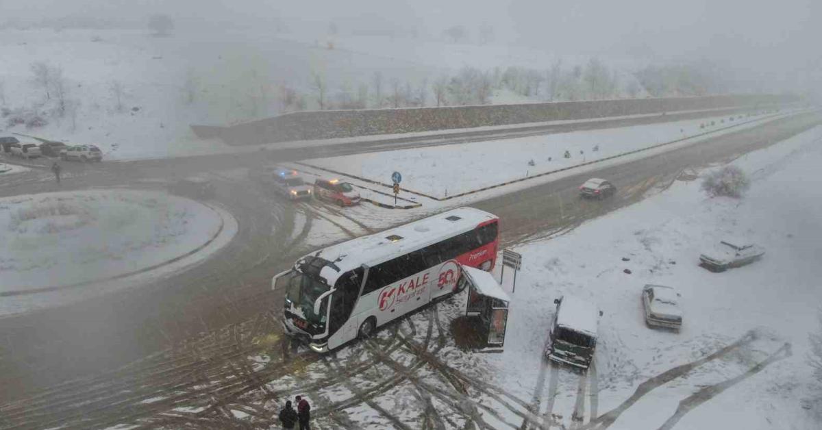 kastamonu seydilerde tradik kazasi 10 arac birbirine girdi 6 yarali var QPPcSVWL.jpg