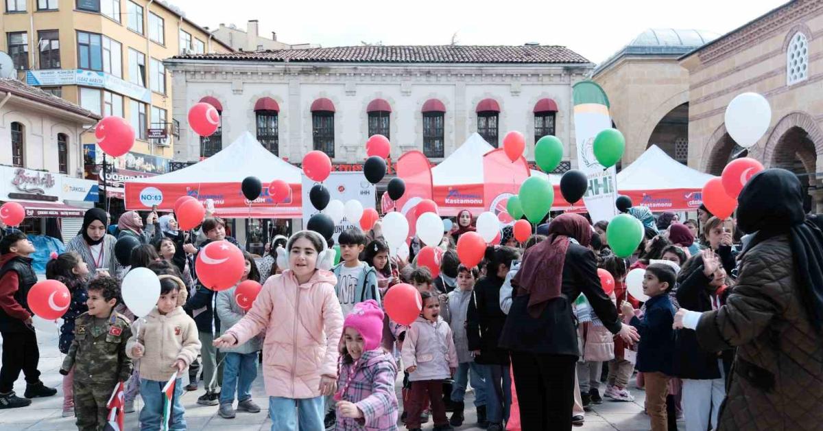 kastamonuda minik kalpler filistin icin gokyuzune birakti QRP5LDb7.jpg