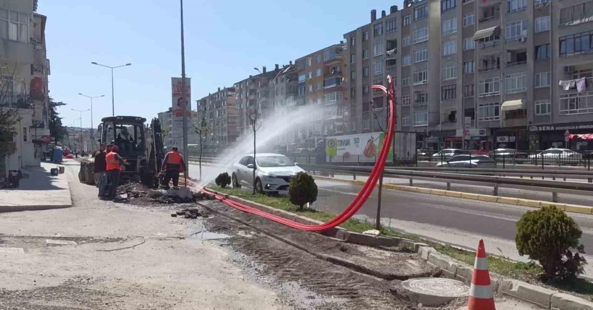 kocaelide fiber calismalari sirasinda su borusu patladi uKfRrdIu.jpg