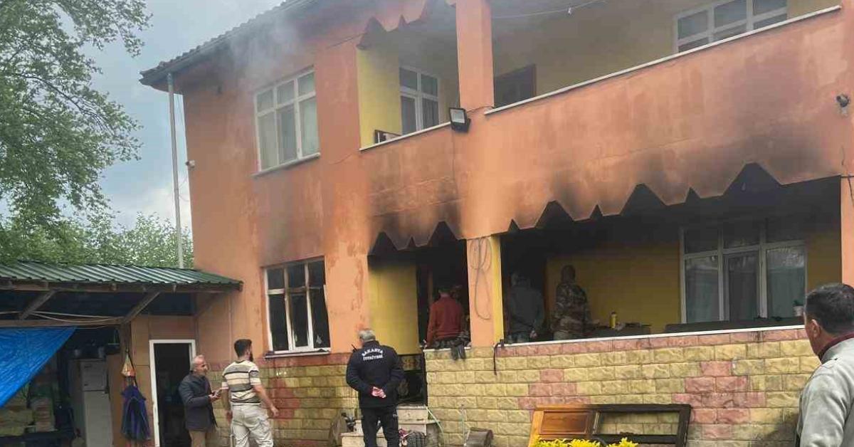 sakarya hendekte iki katli binada yangin panigi rlnYfu2S.jpg