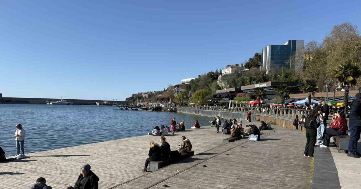 zonguldakta gunesli hava vatandaslari sahile doktu QRzkngcf.jpg