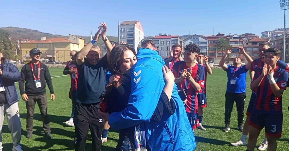 zonguldakta mac sonrasi evlilik teklifi surprizi 6OU1SPUf.jpg