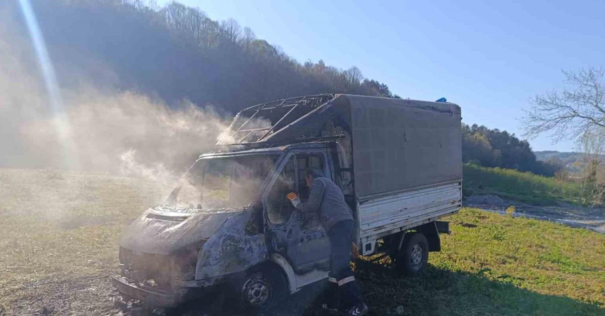 zonguldakta seyir halindeki kamyonet alev alev yandi QmMEX96Y.jpg