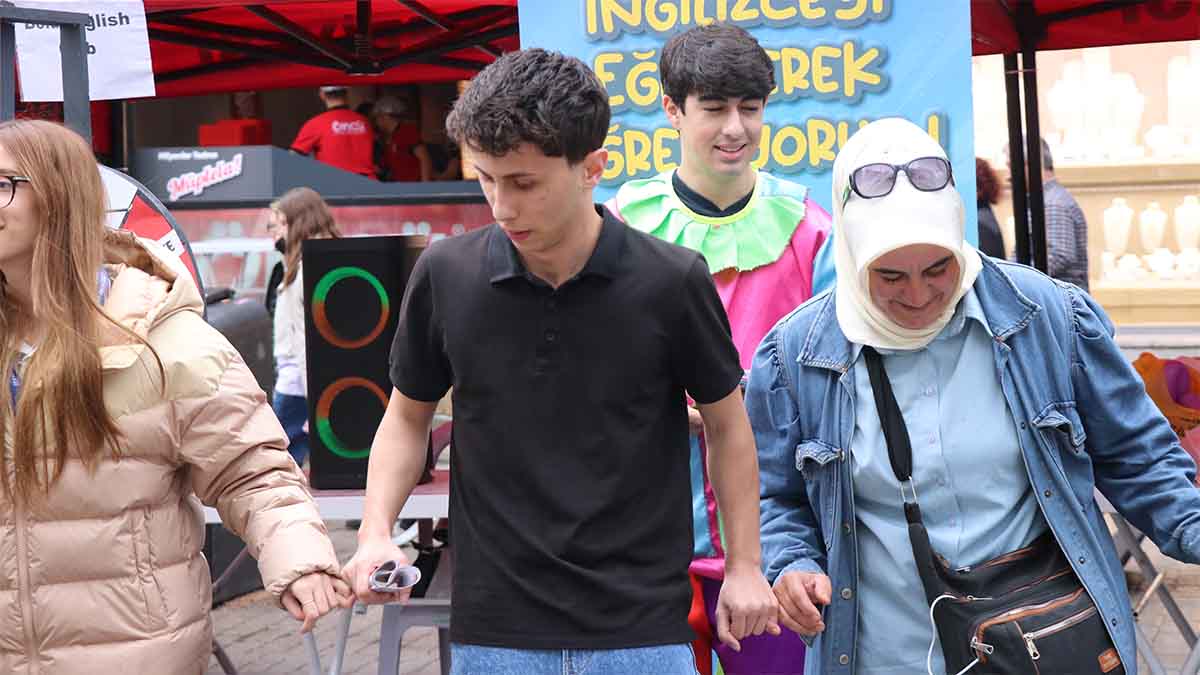 Bolu’da Dolu Yağışının Ardından Vatandaşlar Halay Çekti3