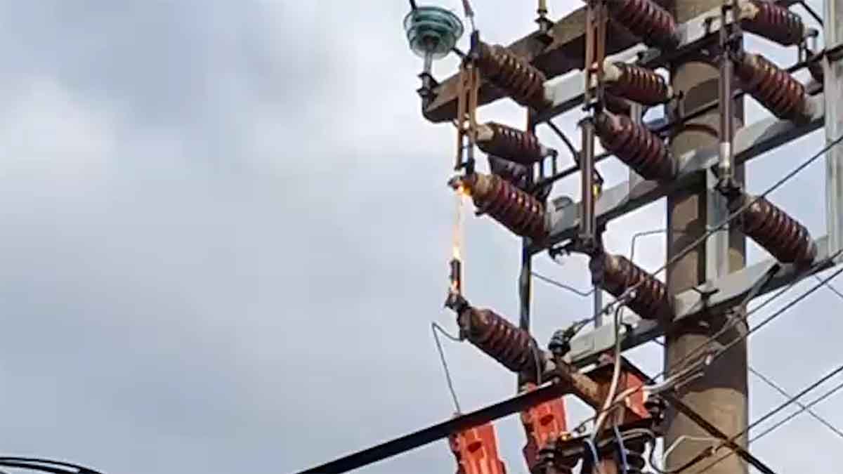Bolu’da Elektrik Direğine Yıldırım Düştü