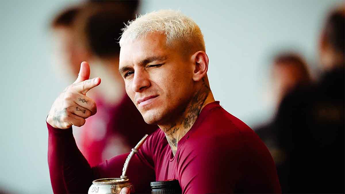 Lucas Torreira Saldırı 2Olayın, Beyoğlu Kasımpaşa’daki Camiikebir Mahallesi’nde bulunan bir alışveriş merkezindeki kafenin önünde meydana geldiği öğrenildi. Edinilen bilgilerdeki iddialara göre Torreira ile kimliği belirlenen bir şahıs arasında henüz bilinmeyen bir nedenle tartışma çıktı. Tartışmanın kısa sürede büyümesi üzerine saldırganın yıldız futbolcuya yumruk attığı öne sürüldü.