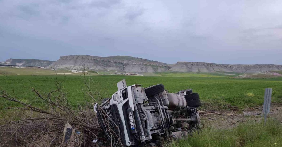 ankara beypazarinda tir devrildi bir kisi agir yaralandi hzEa5Y7f.jpg