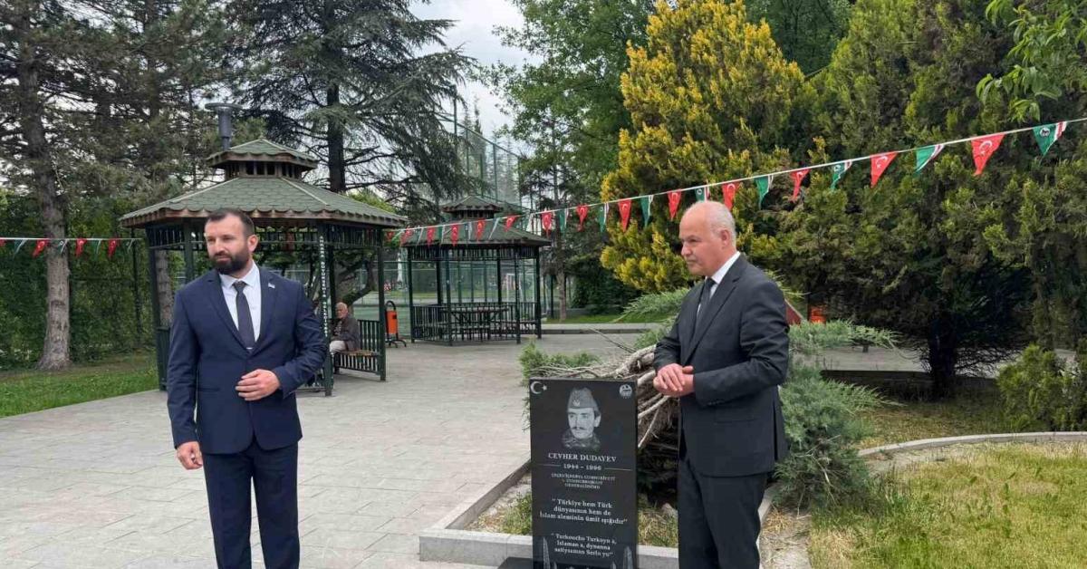 ankaraya cahar dudayev aniti dikildi Jeyx92Za.jpg