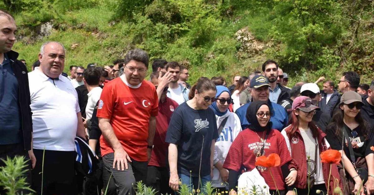 bartinda gencler eski bakan ile doga yuruyusu yapti ByBrOPgX.jpg