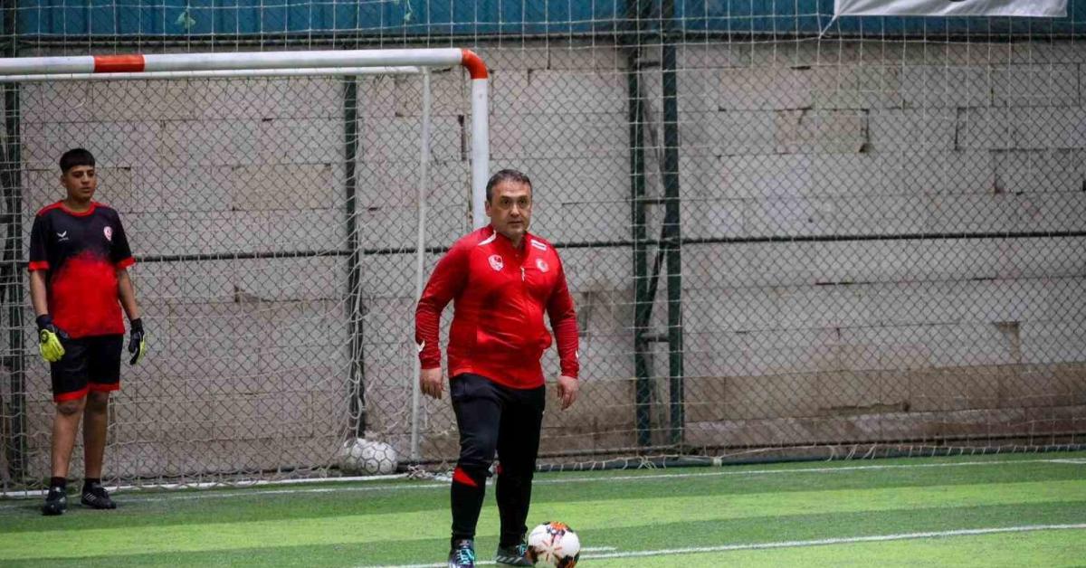 bilecik valisi sozer cocuklarla futbol oynadi 5mA1Wjeb.jpg