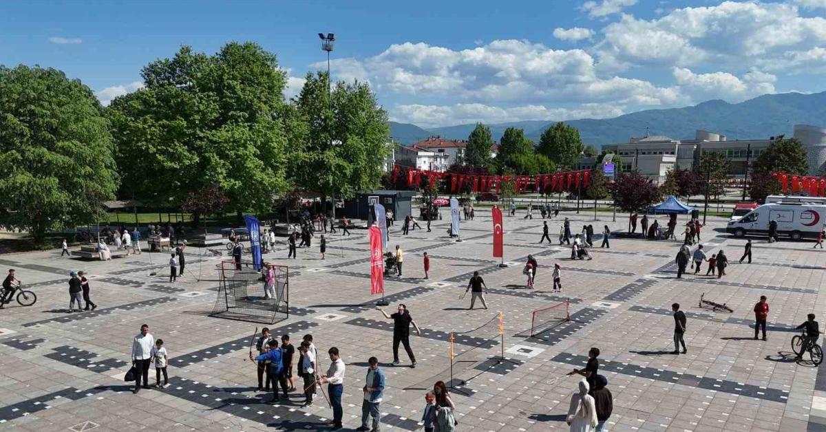duzcede 19 mayis coskusu gencler tum yeteneklerini sergiledi P74Okk5v.jpg