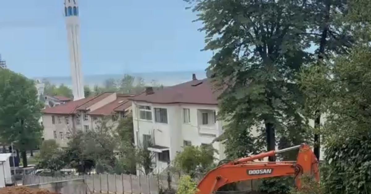 duzcede akcakocada heyelan panigi 6 katli binanin cevresinde cokme olustu NtcuwOkq.jpg