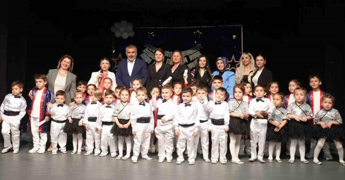 duzcede miniklerden gorkemli yil sonu gosterisi HW9HhT4q.jpg