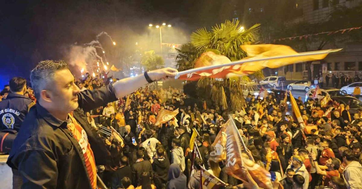 galatasaray sampiyon oldu zonguldak sokaklari doldu tasti SRNRlPVV.jpg