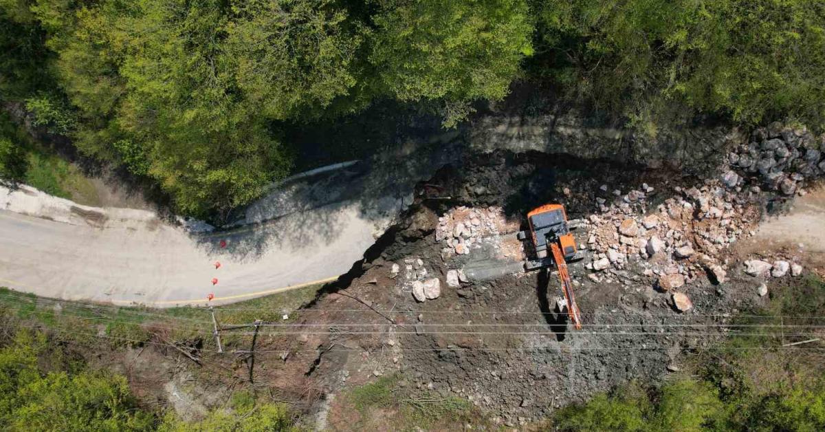 geyvede siddetli yagislar heyelanlara yol acti 3GrWuRdp.jpg